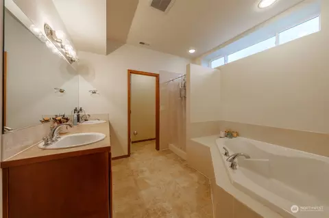Bath - 5210 S 3rd Ave #A, Everett, WA 98203 photo 3 of 4