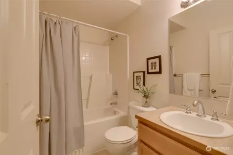 Bath - 5210 S 3rd Ave #A, Everett, WA 98203 photo 2 of 4