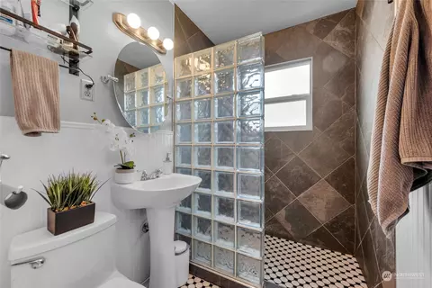 Bath - 2502 19th St, Everett, WA 98201 photo 2 of 3