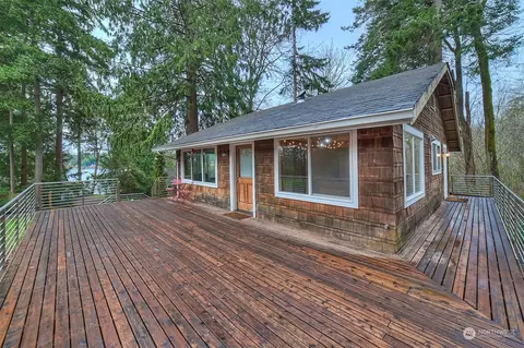 16224 Reitan Rd NE, Bainbridge Island, WA 98110