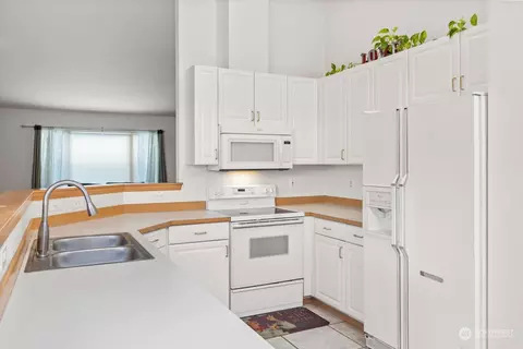Kitchen - 11925 9th Ave W, Everett, WA 98204 photo 3 of 4