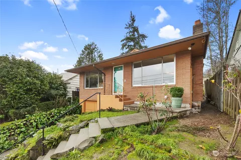 5211 38th Ave NE, Seattle, WA 98105