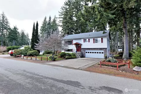 81 E Fairway Dr, Allyn, WA 98524