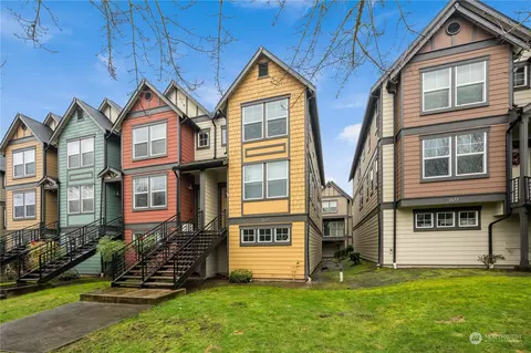 2667 SW Sylvan Heights Dr, Seattle, WA 98106