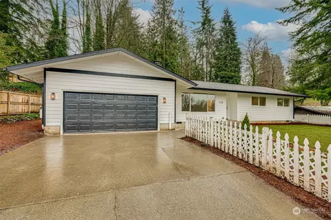 118 W Canyon View Dr, Longview, WA 98632