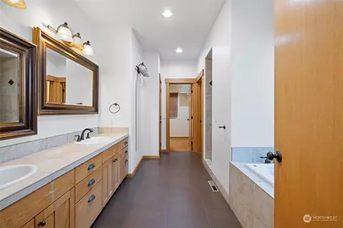 Bath - 1131 E Chestnut St, Walla Walla, WA 99362 photo 2 of 7