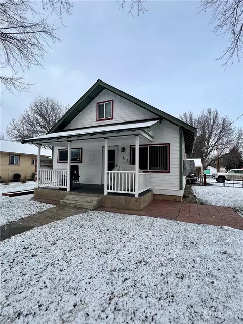 207 Pataha St, Starbuck, WA 99359