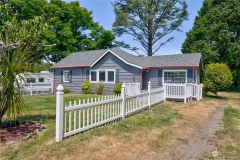 310 17th St NE, Long Beach, WA 98631