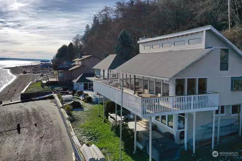 7365 Mikes Fishing Pl, Clinton, WA 98236