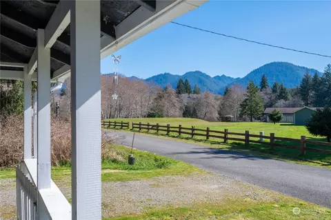 11 N Lake Dr, Amanda Park, WA 98526