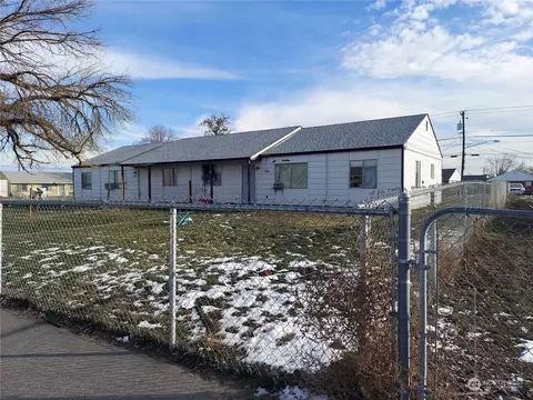 1102 1104 Arlington Dr, Moses Lake, WA 98837