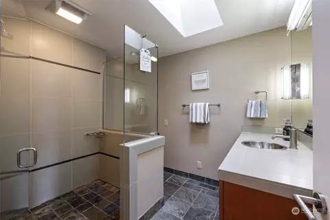 Bath - 621 29th Ave E, Seattle, WA 98112 photo 3 of 3