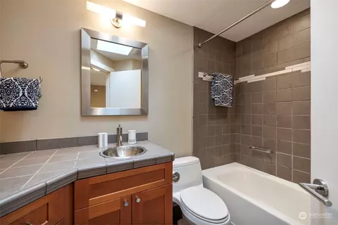 Bath - 621 29th Ave E, Seattle, WA 98112 photo 2 of 3