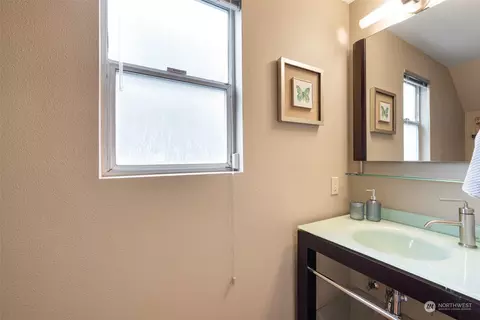 Bath - 621 29th Ave E, Seattle, WA 98112 photo 1 of 3