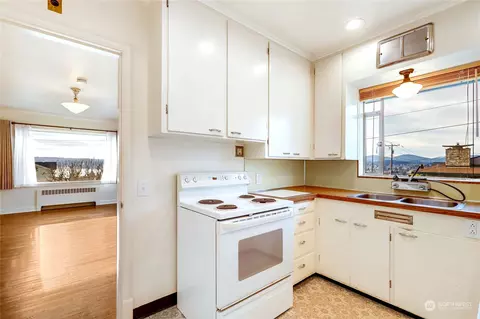 2402 E 16th St, Bremerton, WA 98310 photo 4