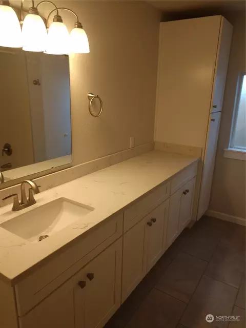 Bath - 1902 Rockefeller Ave, Everett, WA 98201 photo 1 of 2