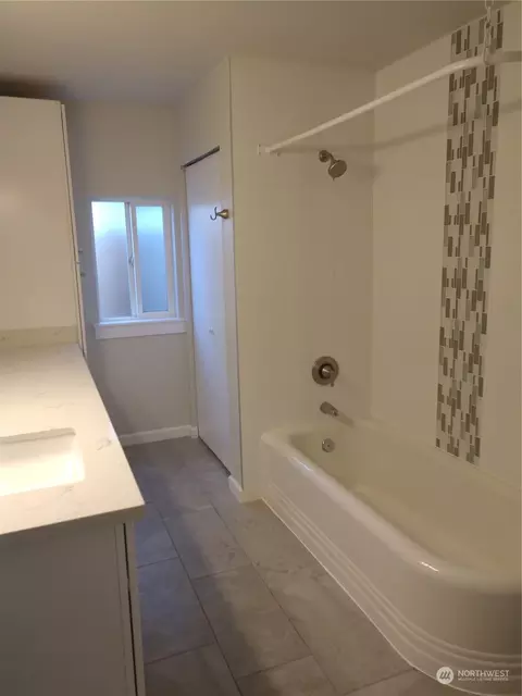 Bath - 1902 Rockefeller Ave, Everett, WA 98201 photo 2 of 2