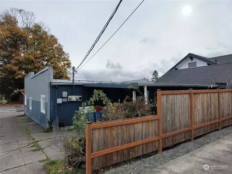 Exterior - 1902 Rockefeller Ave, Everett, WA 98201 photo 3 of 6