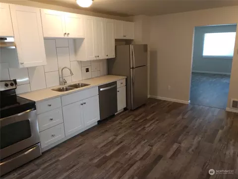Kitchen - 1902 Rockefeller Ave, Everett, WA 98201 photo 2 of 2
