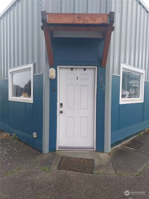 Exterior - 1902 Rockefeller Ave, Everett, WA 98201 photo 4 of 6