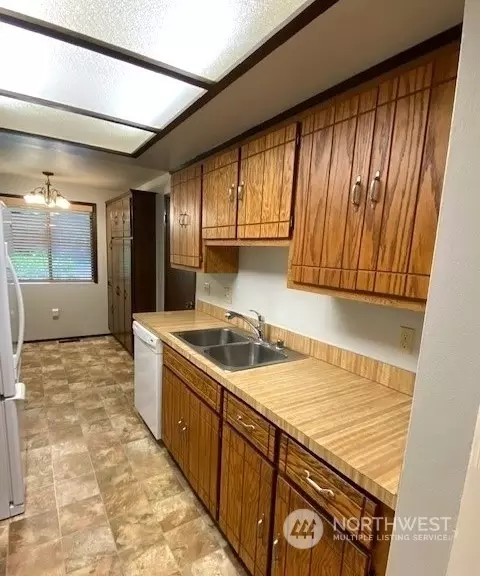 Kitchen - 923 57th St SE, Everett, WA 98203 photo 2 of 2