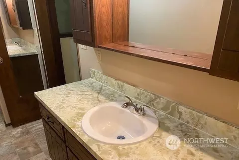 Bath - 923 57th St SE, Everett, WA 98203 photo 3 of 3