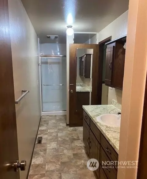 Bath - 923 57th St SE, Everett, WA 98203 photo 1 of 3