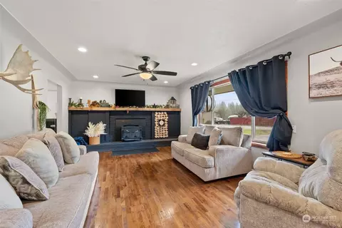 Living - 529 Ostman Rd, Raymond, WA 98577 photo 2 of 4