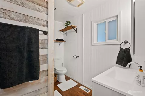 Bath - 529 Ostman Rd, Raymond, WA 98577 photo 3 of 4