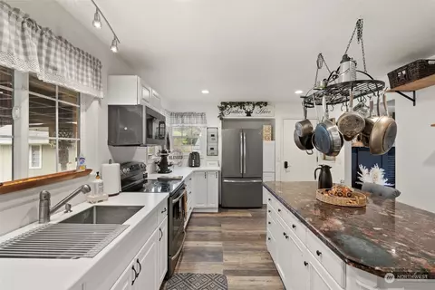 Kitchen - 529 Ostman Rd, Raymond, WA 98577 photo 2 of 3