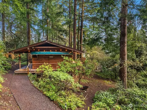 9200 SE 68th St, Mercer Island, WA 98040