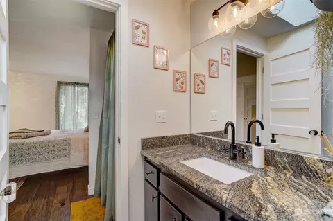 Bath - 8825 Shell Pl, Edmonds, WA 98026 photo 4 of 5
