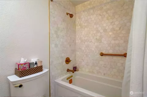 Bath - 8825 Shell Pl, Edmonds, WA 98026 photo 2 of 5