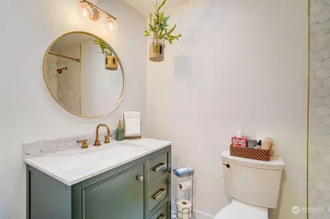 Bath - 8825 Shell Pl, Edmonds, WA 98026 photo 1 of 5