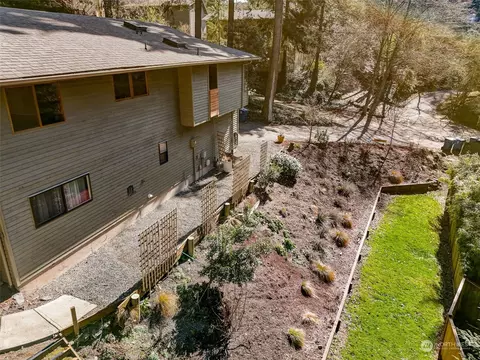 Exterior - 8825 Shell Pl, Edmonds, WA 98026 photo 9 of 10