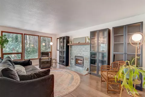 Living - 8825 Shell Pl, Edmonds, WA 98026 photo 2 of 5