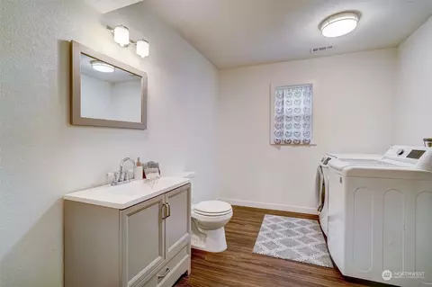 Bath - 8825 Shell Pl, Edmonds, WA 98026 photo 5 of 5