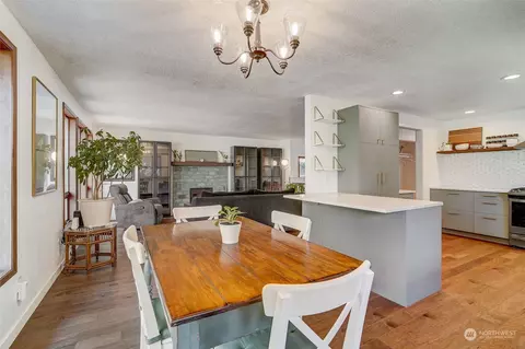 Dining - 8825 Shell Pl, Edmonds, WA 98026 photo 2 of 3