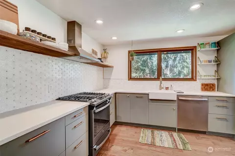 Kitchen - 8825 Shell Pl, Edmonds, WA 98026 photo 3 of 4