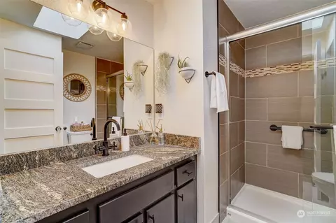 Bath - 8825 Shell Pl, Edmonds, WA 98026 photo 3 of 5