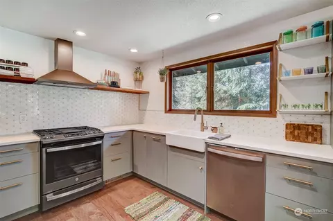 Kitchen - 8825 Shell Pl, Edmonds, WA 98026 photo 2 of 4
