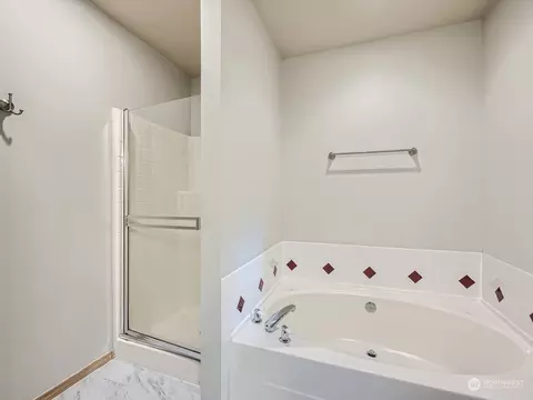 Bath - 12433 52nd Dr SE, Everett, WA 98208 photo 4 of 6