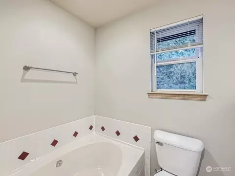 Bath - 12433 52nd Dr SE, Everett, WA 98208 photo 5 of 6