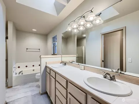 Bath - 12433 52nd Dr SE, Everett, WA 98208 photo 2 of 6