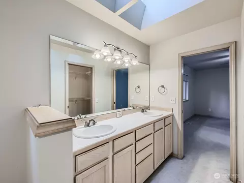 Bath - 12433 52nd Dr SE, Everett, WA 98208 photo 3 of 6