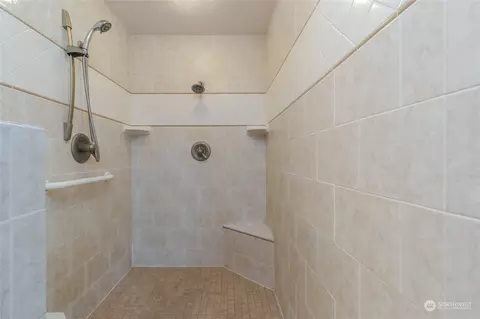 Bath - 1004 Brevor Dr, Walla Walla, WA 99362 photo 4 of 6
