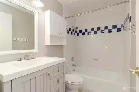 Bath - 1004 Brevor Dr, Walla Walla, WA 99362 photo 2 of 6