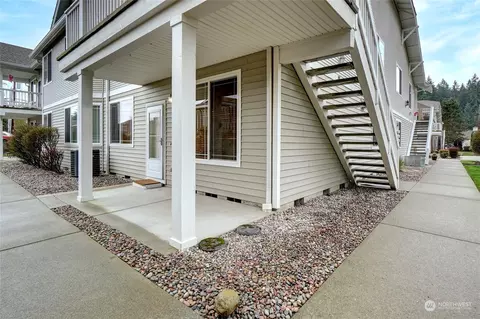 3918 7th St SW #D, Puyallup, WA 98373