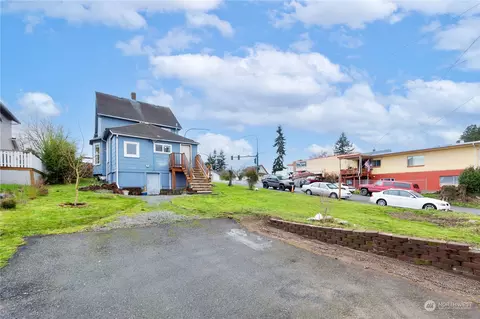 Exterior - 1201 E Marine View Dr, Everett, WA 98201 photo 6 of 8