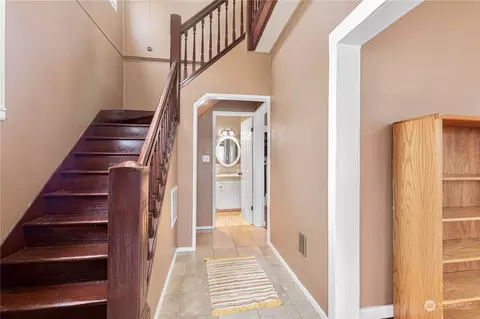 Entry Way - 1201 E Marine View Dr, Everett, WA 98201 photo 1 of 3